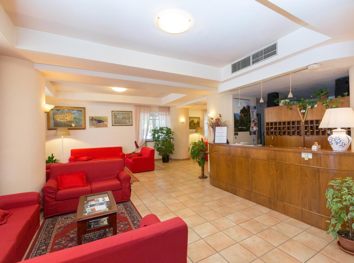 Hotel Gambrinus Аббадиа Сан Сальваторе Экстерьер фото